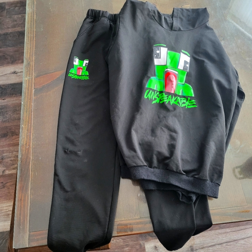 Boys Size 170 Unspeakable sweatshirt set